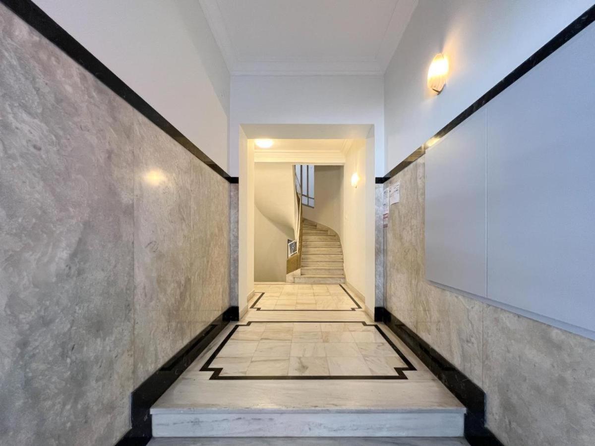 אתונה Vibrant Urban Getaway: Charming 2-Bedroom Near Bars, Parks, And Metro מראה חיצוני תמונה