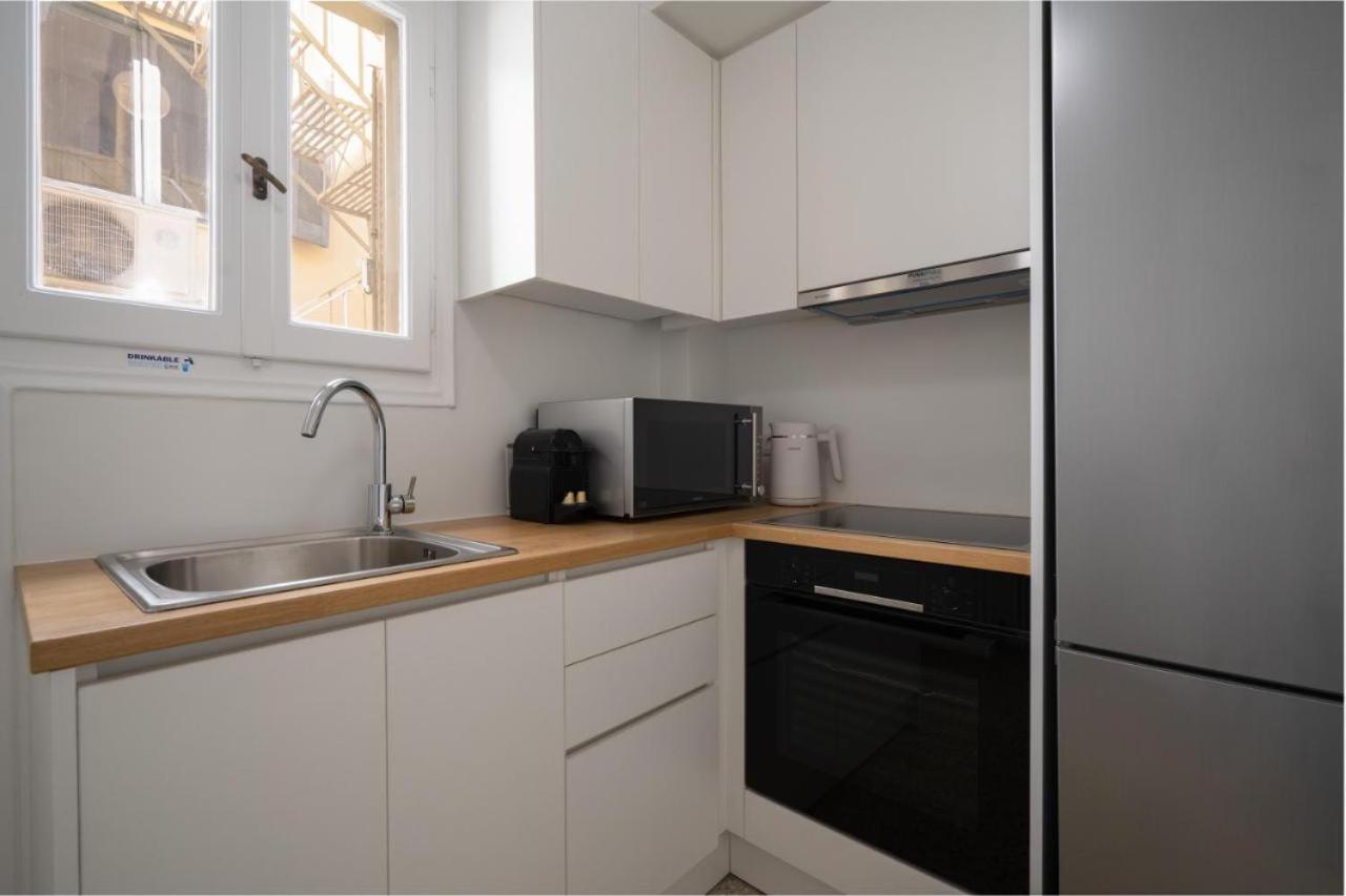 אתונה Vibrant Urban Getaway: Charming 2-Bedroom Near Bars, Parks, And Metro מראה חיצוני תמונה