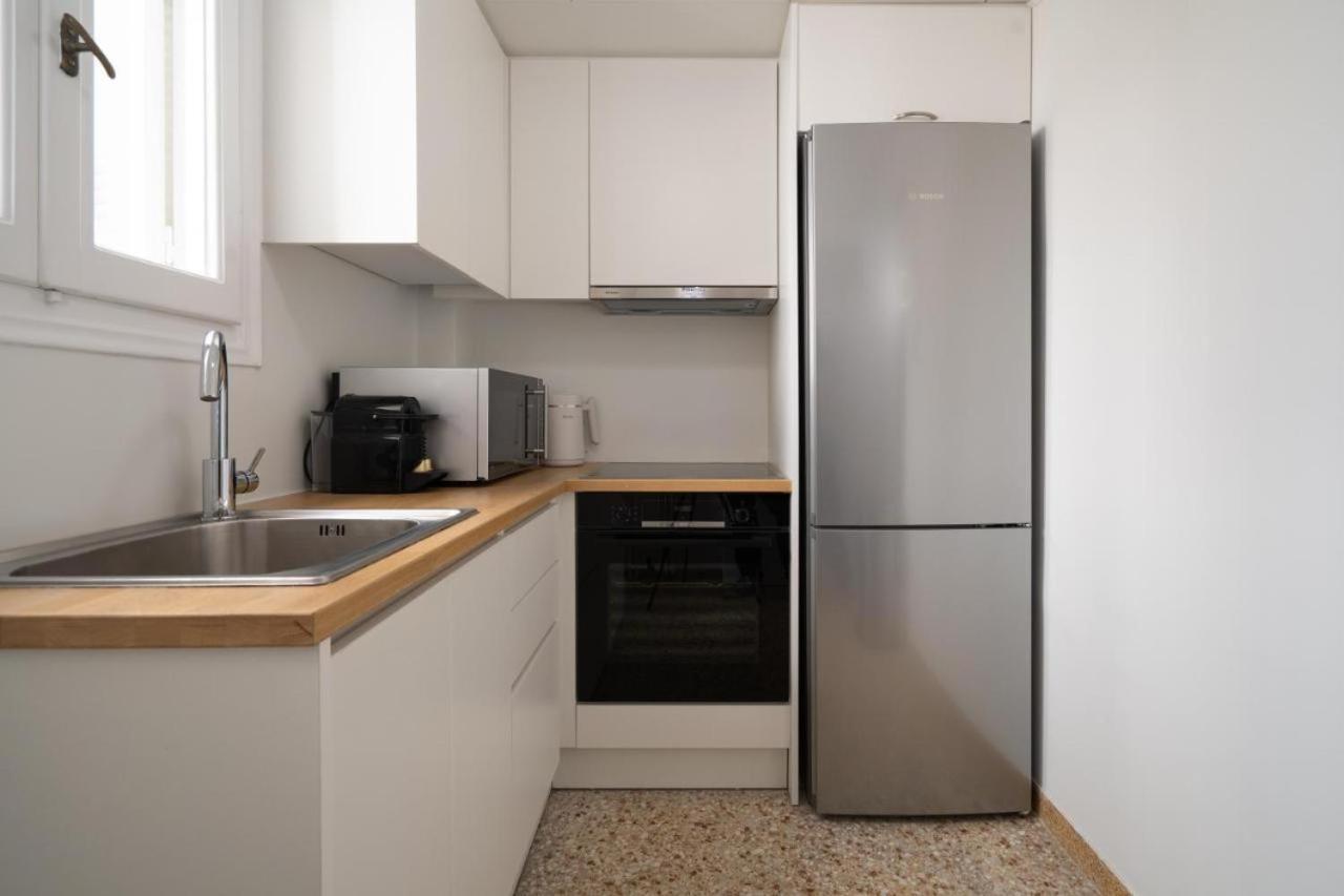 אתונה Vibrant Urban Getaway: Charming 2-Bedroom Near Bars, Parks, And Metro מראה חיצוני תמונה